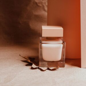 Baume corps nourrissant — pot sur fond terracotta