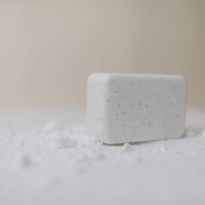 Shampooing solide — pain sur fond crème